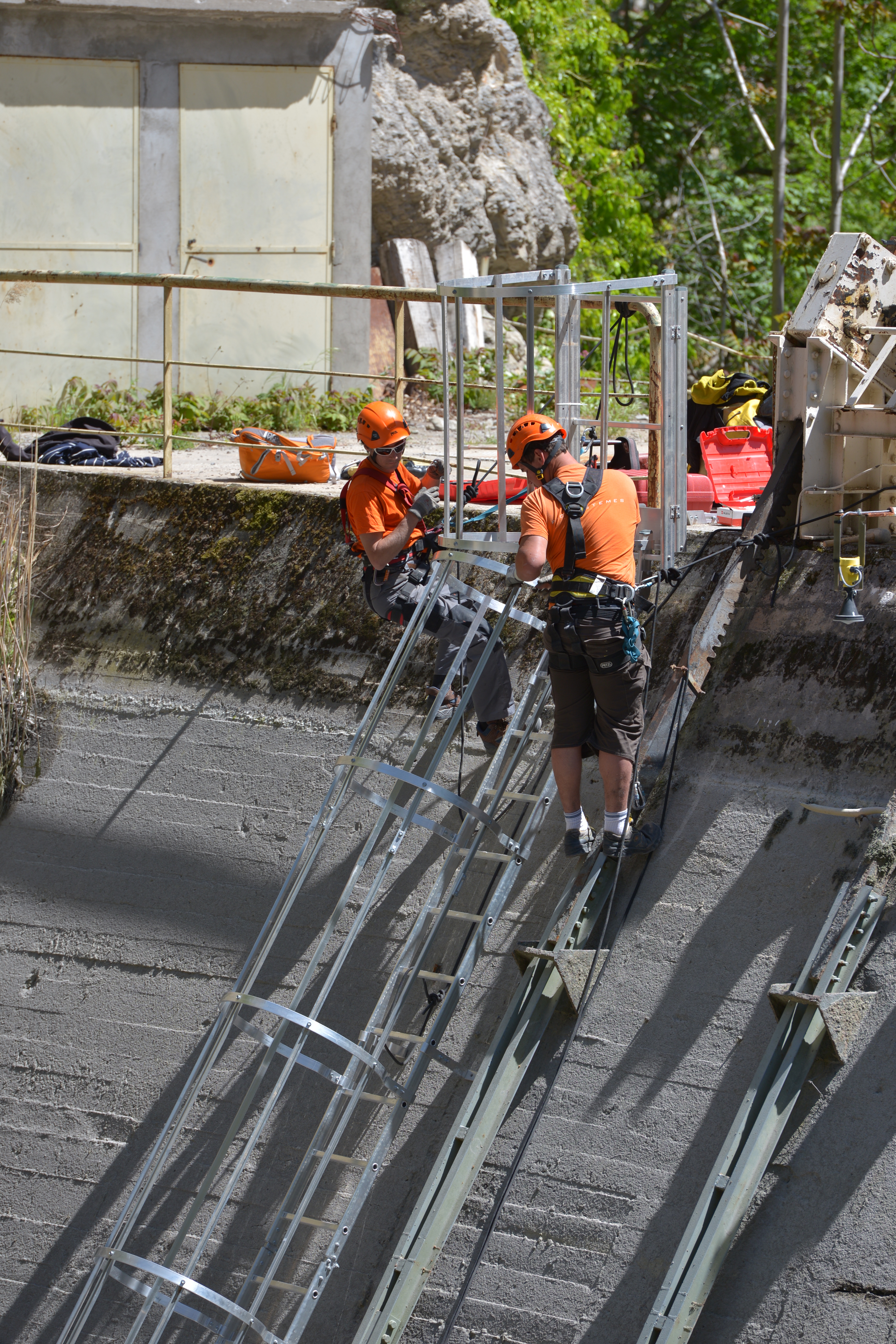 POSE D'UNE ECHELLE A CRINOLINE SUR BASSIN EDF