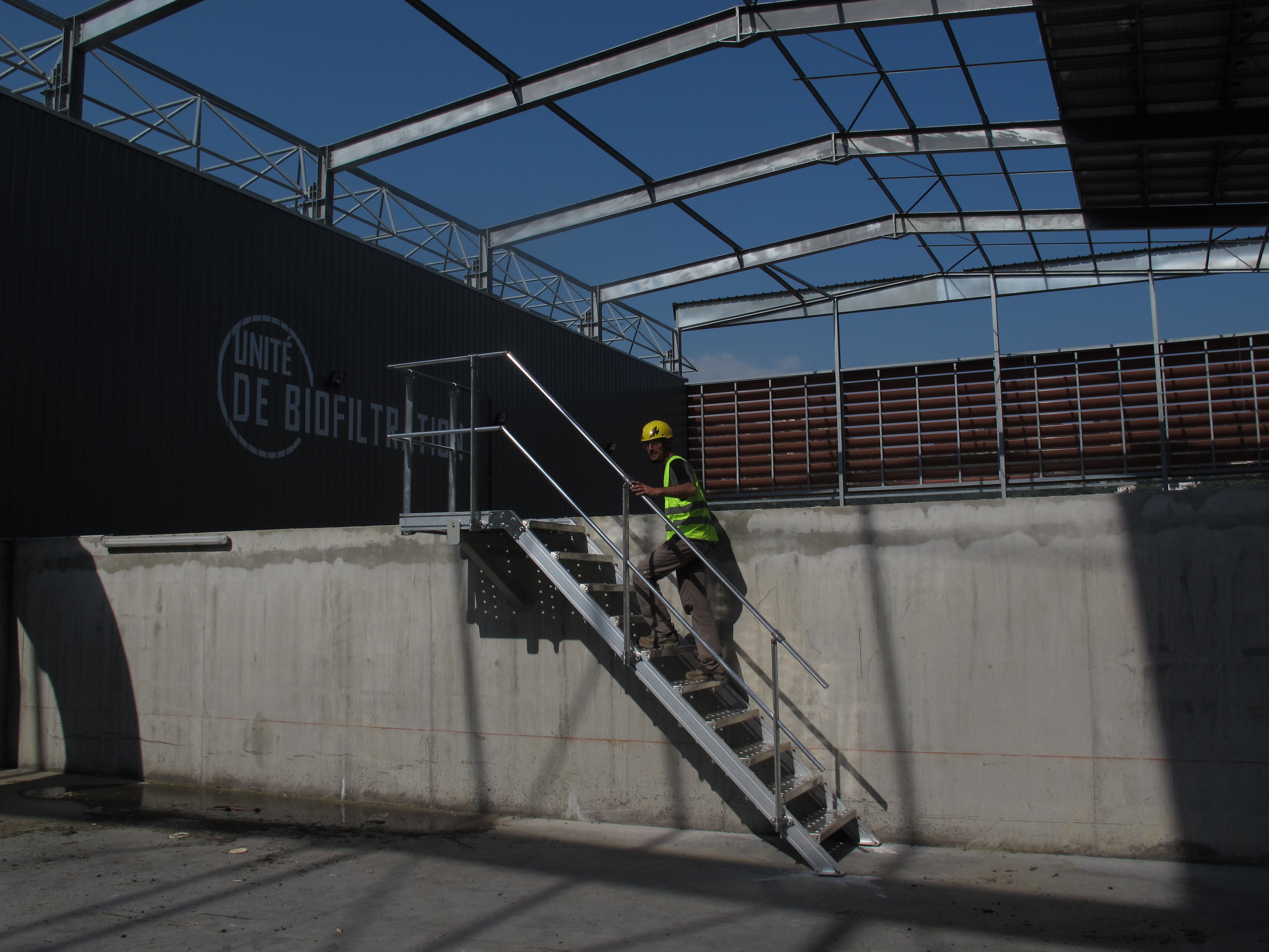 MISE EN PLACE D'UN ESCALIER INDUSTRIEL 